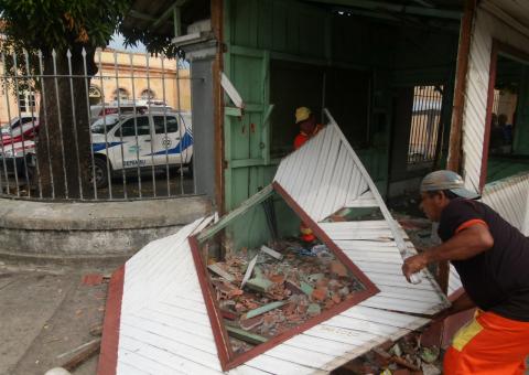 Implurb e Semulsp fazem demolição de lanche irregular